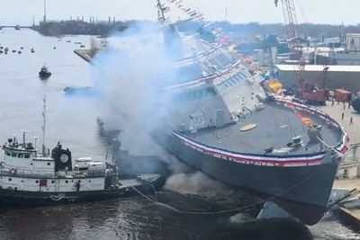 Taubåten ser ut til å trekke USS Cleveland ned fra beddingen, men blir så truffet av skipet. Ingen ble skadet.