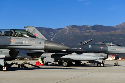 To tyrkiske F-16 på flystasjonen Aviano, helt nordøst i Italia, under øvelsen Poggio Dart 8. november 2022.