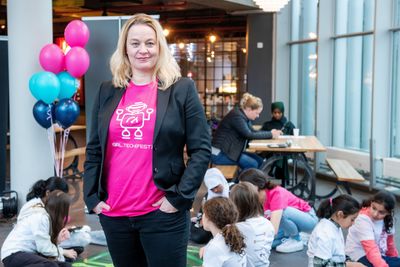 − Økningen må være et tegn på at IT ikke lenger blir sett på noe som er forbeholdt gutta på gutterommet, sier Line Gaare Paulsen. Her på Girl Tech fest på Teknisk museum i 2021.