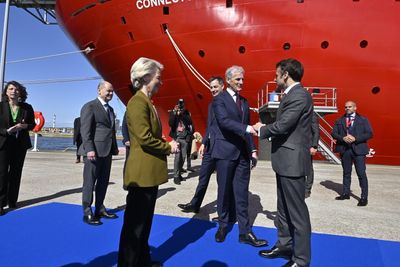 Statsminister Jonas Gahr Støre hilser på den franske presidenten Emmanuel Macron ved åpningen av toppmøte om havvind. I forgrunnen EU-kommisjonens president Ursula von der Leyen, som tidligere på dagen signerte en grønn allianse med Norge. 