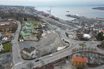 Et stort kvikkleirefelt preger skråningen ned mot fjorden der et nytt dobbeltspor og stasjon skal bygges. Det har bidratt til å flerdoble kostnadene i togprosjektet Sandbukta-Moss-Såstad.