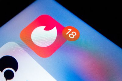 I løpet at de neste månedene kommer Tinder til å be alle medlemmer om å oppdatere til den nyeste versjonen av fotoverifisering, som inkluderer en videoselfie.