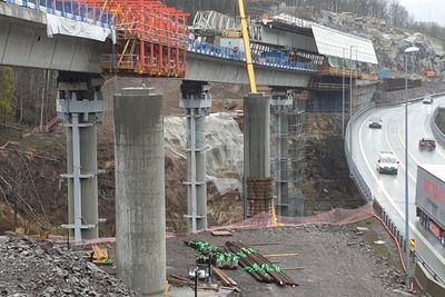 Isielva bruer blir 230-240 meter lange og er ferdige til bruk nå ny E16 Bjørum-Skaret etter planen åpnes sommeren 2025. Men alt i sommer blir det trafikk på den ene brua.