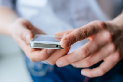 Undersøkelsen viser at hele 96 prosent av befolkningen har egen mobiltelefon. Den brukes omtrent to og en halv time på en gjennomsnittsdag.