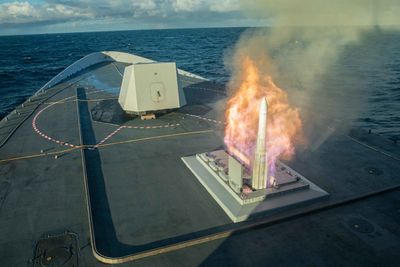 KNM Fridtjof Nansen skjøt to ESSM-missiler under øvelsen for snart to år siden. På årets øvelse er det fregatten KNM Roald Amundsen som deltar sammen med en korvett i Skjold-klassen.