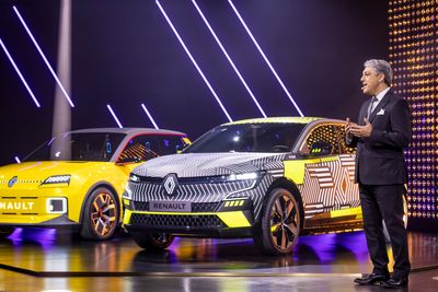 Renault-sjef Luca de Meo, her under en presentasjon av selskapets langsiktige elbilstrategi, ønsker ikke å være med på Teslas priskrig, men har ambisjoner om å bli like gode som dem på programvare om tre år.