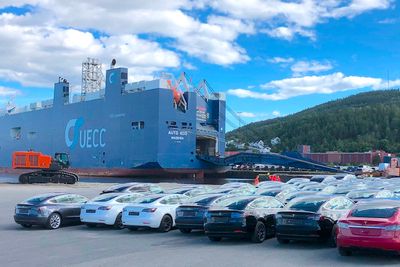 Rederiet som fikk løsepengevirus driver en flåte med frakteskip som er viktige for bilimport til Norge. Her ser vi lossing av flunkende nye Tesla-biler fra skipet «Auto Eco» ved Drammen Havn.