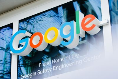 Google må mandag igjen forsvare forretningspraksisen sin i retten, en måneds tid etter et stort nederlag i et søksmål om angivelig monopolvirksomhet