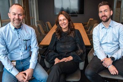 Telenor Norge-direktør, Birgitte Engebretsen flankert av fabrikkdirektør Eskil Laukvik (til venstre) og IT-ansvarlig Guttorm Johansen. De mener Sinkaberg Hansens laksefabrikk nå er skodd for fremtiden, og bør inspirere andre industribedrifter.