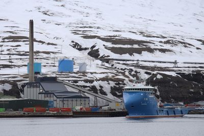 Longyearbyen skal legge ned kullkraftverket (rett til venstre for MS Polaryssel). Nytt kraftverk med nullutslippsdrivstoff planlegges og kan bli sett i sammenheng med tjenestefartøyets framtidige behov. 