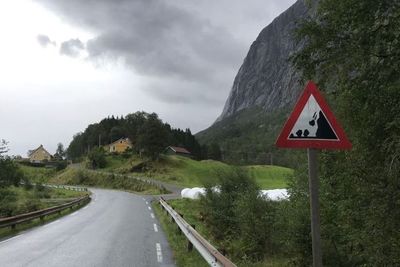 Fylkesvei 609 ved Heilevang, mellom Askvoll og Førde.