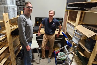Thomas Vogt og Thomas Andreassen på verkstedet hvor sensorene til Tek-Zence tar form.