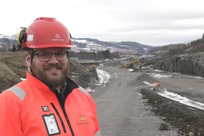 Vegvesenets byggeleder Tor Iver Steig står her ved vestre ende av det framtidige Sandskrysset. Bakover ser vi traseen for den nye veien, inkludert den litt kinkige myra hvor grunnforholdene er svært varierende og krevende.   