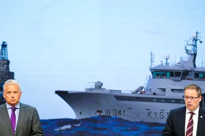 Forsvarsminister Bjørn Arild Gram (Sp) får overlevert Forsvarskommisjonens rapport av leder Knut Storberget (t.v). Kommisjonen foreslår en dobling av forsvarsbudsjettet de neste ti årene.