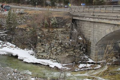 Dagens Jora bru på E136, vest for Dombås. Ny bru er under bygging like nedenfor.