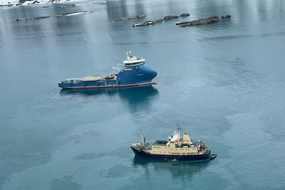 Polarsyssel har som oppgave å  beskytte miljø og natur. Da MS Virgo (i forgrunnen) grunnstøtte i Fuglefjorden på Svalbard i fjor sommer, kom Polarsyssel raskt til stedet med oljevernutstyr. 