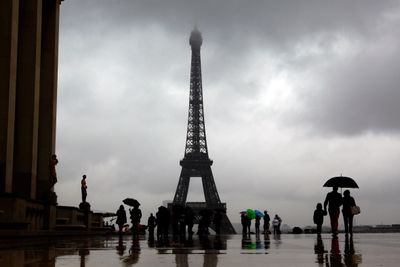 Hendelsen førte til spekulasjoner om vannet kom fra regnet som har falt over Paris i slutten av april. Det viste seg å være feil.