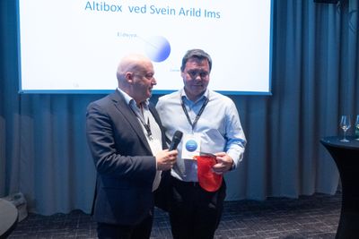 Erling Aronsveen fra Eidsiva og Celtic Norse deler ut pris til Altibox Carrier-sjef Svein Arild Ims under Carriers Forum i Oslo torsdag 4. mai. 