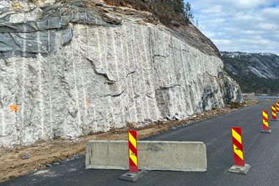 Statens vegvesen har oppdaget bevegelser i et fjellparti langs riksvei 41 ved Mjågeto og derfor stengt veien. Nå skal bevegelsen i fjellet undersøkes grundig.