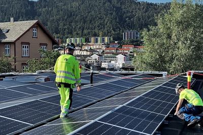 Bjørn Thorud tror solcelle-veksten i 2023 kan slå rekordåret i fjor. På bildet installeres soleller på taket av Universitetet i Bergen.