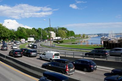 Det ventes kø på E18 gjennom Oslo i hele sommer på grunn av veiarbeider dersom ikke bilistene endrer kjøremønster, blant annet her på Frognerstranda der E18 kommer ut av Bygdøylokket.