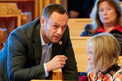 Myndighetene har sovet i timen mener, Torgeir Knag Fylkesnes, her i samtale med partileder Kirsti Bergstø.