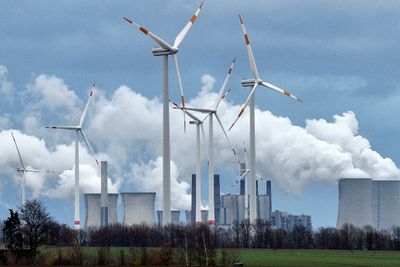Vind skal etter planen ta over for kull i tysk energiproduksjon innen 2030. Men med høye gasspriser har kullverkene begynt å produsere elektrisitet igjen. Her fra kraftproduksjon i Jackerath,