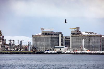 Hammerfest LNG hadde et gjennomsnittlig utslipp på nesten 100.000 tonn CO2 i måneden den perioden anlegget var i drift i fjor. Likevel er elektrifisering av anlegget svært omstridt.  