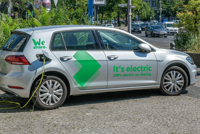 Flere bør dele bil, mener forskere. Helst en liten elektrisk en. Denne We Share-bilen står til lading i Charlottenburg, Berlin. En ny datamodell som forskere ved NTNU har utviklet, hjelper oss til å forstå mer av ressursbruken i fremstilling av batterier til elbiler. Den viser også hvorfor tilgangen på visse råstoffer blir kritisk.