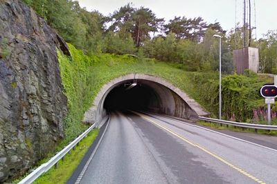 I Rennfast-sambandet ligger Byfjordtunnelen på 5875 meter. Den åpnet i 1991, og var da verdens lengste undersjøiske tunnel. ÅDT er nærmere 10.800. 