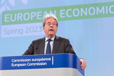 EU-kommisjonens visepresident Paolo Gentiloni har ansvaret for økonomi og la frem nye utsikter for EUs økonomi.