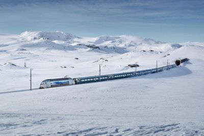 Mens to av Statnetts snøscootere krysset skinnene rett foran Bergensbanen, brukte de andre snøskuterne en undergang bare et par hundre meter lenger fremme.