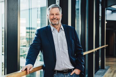 I debattinnlegget svarer Frank Rodahl, leder av Care Norway i Tietoevry Care, på utspillet fra Johan Ronæs i Norsk Helsenett om at helsesektoren er avhengig av et levende leverandørmarked for å løse bemanningskrisen.