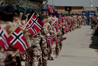 Norske soldater utstasjonert i Meymaneh i Afghanistan feirer nasjonaldagen i 2010. Cyberforsvaret er der Forsvaret er til en hver tid, hele tiden, skriver innleggforfatteren.