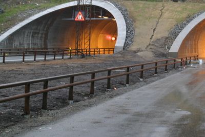 Nymontert cortén-rekkverk ved en av tunnelene på strekningen Gardermoen-Dal. Bildet er tatt i 2011.