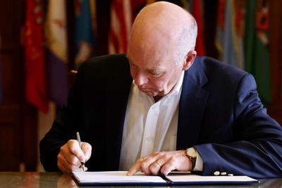 Montanas guvernør Greg Gianforte signerte onsdag loven som forbyr Tiktok i delstaten fra 1. januar 2024.