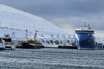 MS Polarsyssel til kai i Longyearbyen. Skipet er bygget i 2014. Sysselmesteren skal inngå ny kontrakt for tjenestefartøy. Rederiet vil tilby oppgradering og ombygging av Polarsyssel.fra 2025