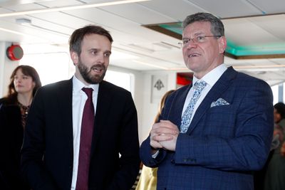 EU-kommisjonens visepresident Maroš Šefčovič var i Oslo og møtte næringsminister Jan Christian Vestre i mars. En avtale med EU om batterier og metaller sto på dagsordenen.