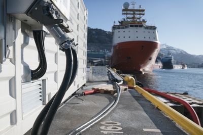 Bergen var tidlig ute med landstrøm til offshoreflåten. Her er container med landstrømutstyr for to offshorefartøy på Skoltekaien. 