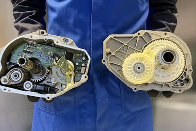 Fraunhofer-instituttet har utviklet et system for å 3D-printe nye slitedeler til elsykkelmotorer. I dag blir slike sjelden reparert, fordi reservedeler ikke er tilgjengelige.