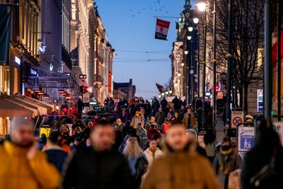 Illustrasjonsbilde av folk på Karl Johans gate i Oslo. En fersk rapport peker på avhengigheten av nettilgang i Norge og mulige konsekvenser ved utfall.