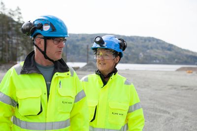 Prosjektleder Gunnar Sletten og prosjektsjef Rønnaug-Ingeborg Resset på byggeplassen som snart skal bli starten på den 1040 meter lange jernbanebrua. 