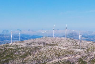 Vindparken på Øyfjellet ved Mosjøen har 72 turbiner og er Norges største.