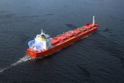 Ny generasjon tørr/våtlast kombinasjonsskip for Klaveness Combination Carriers. På akterdekket er det satt av plass til LNG eller ammoniakktanker. En Flettner-rotor er tegnet inn på forpiggen.