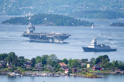 Det amerikanske hangarskipet USS Gerald R. Ford på vei inn Oslofjorden.