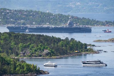 To loser er om bord på verdens største krigsskip USS Gerald R. Ford for å lose det trygt inn Oslofjorden.
