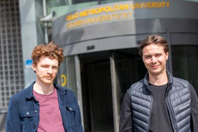 Henrik Bergersen (26) t.v og Martin Skjerve (23) går siste året på ingeniørstudie ved Oslo Met og sier de får daglige henvendelser fra rekrutterere som tilbyr jobb.