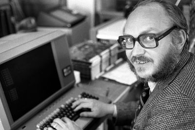 Rolf Skår mens han var direktør i Norsk Data, fotografert i 1981 ved en datamaskin av typen Tandberg terminal 2115.
