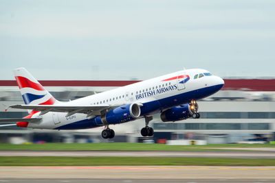 Heathrow Airport er blant innreisestedene i Storbritannia som lørdag opplever IT-problemer i forbindelse med passkontrollen. Britisk Airways-fly tar av fra Heathrow Airport.