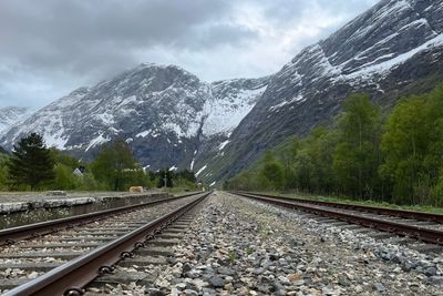 Søndag kveld sporet et tog av på Dombås stasjon på Raumabanen. Bildet er fra Marstein stasjon nede i Romsdalen.